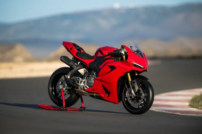 MY25_Ducati_Panigale_V2_S_064_UC721713_High