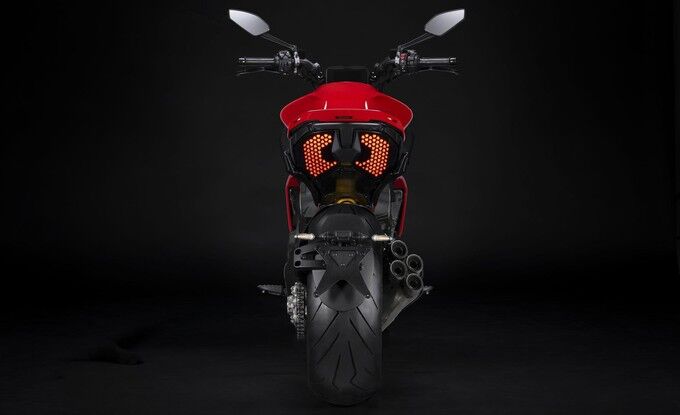 my23_ducati_diavel_v4__69__uc450446_mid_large_product_gallery