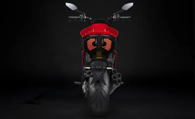 my23_ducati_diavel_v4__69__uc450446_mid_large_product_gallery