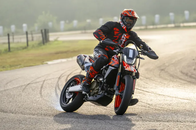 MY24_HYPERMOTARD_698_MONO _353__UC575919_High