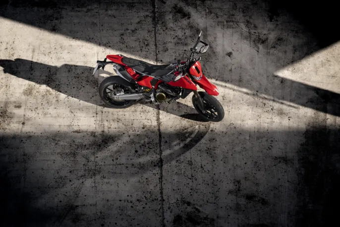 MY24_HYPERMOTARD_698_MONO_DYN _44__UC575970_High