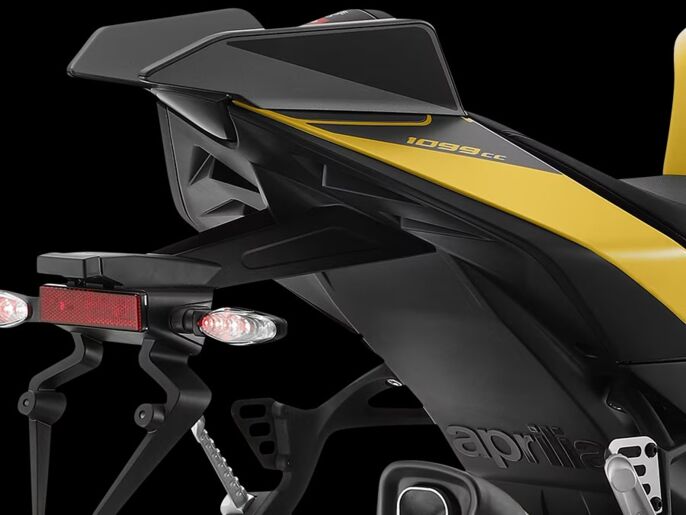 Aprilia_Facelift_Tuono-V4_Close-Up_900x675_Sottocodino_1
