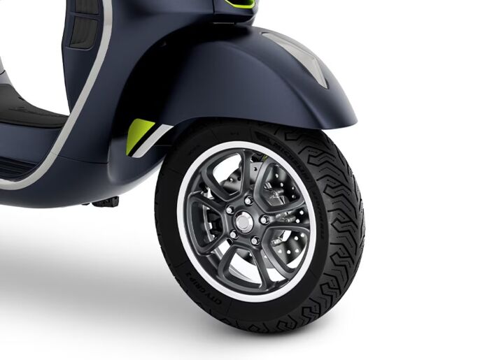 Vespa_Facelift_GTS_SUPER_TECH_310_Tab-Hotspot_900x675_Ruota_1