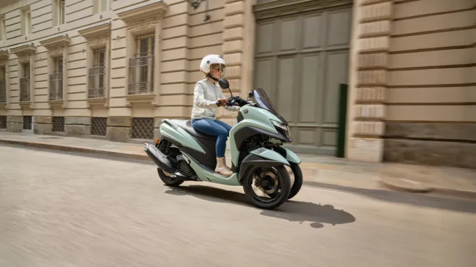 2025-Yamaha-LMW125AYM-EU-Zen_Green-Action-014-03