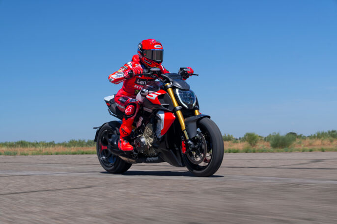 MY26_DIAVELV4_RS_DYNAMIC _14__UC843619_High