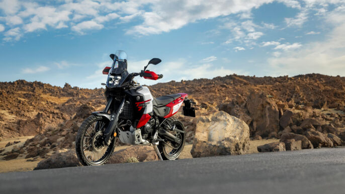 2026-Yamaha-XTZ700D-EU-Redline_White-Static-012-03