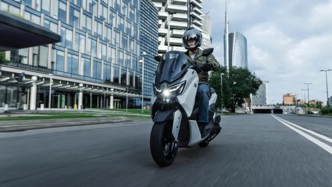 2026-Yamaha-G125YMSV-EU-Ceramic_Grey-Action-001-03