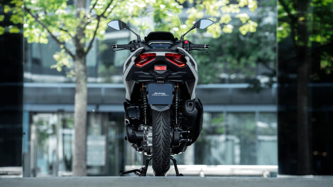 2026-Yamaha-XMAX125ASPH-EU-Ceramic_Grey-Static-006-03