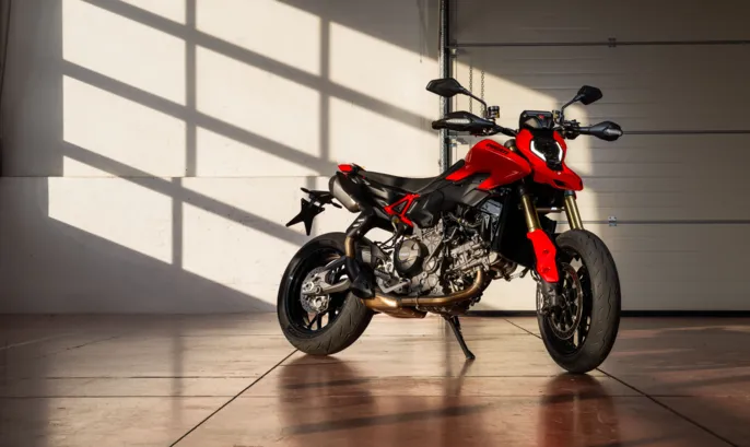 MY26_HYPERMOTARD_V2_STATIC_ON_LOCATION _22__UC873963_High