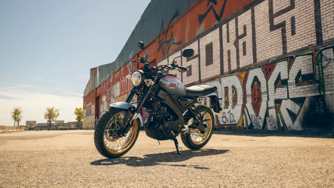2026-Yamaha-XS125SV-EU-Legend_Silver-Static-002-03