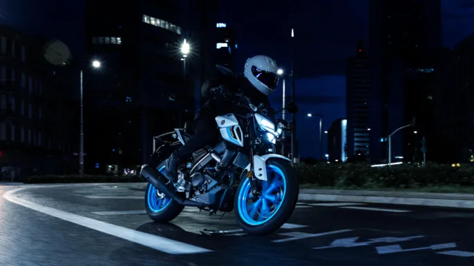 2026-Yamaha-MT125A-EU-Ice_Storm-Action-002-03