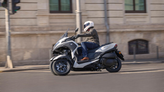 2026-Yamaha-LMW300ABYM-EU-Milky_White-Action-013-03