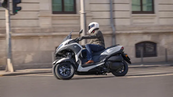 2026-Yamaha-LMW300ABYM-EU-Milky_White-Action-013-03
