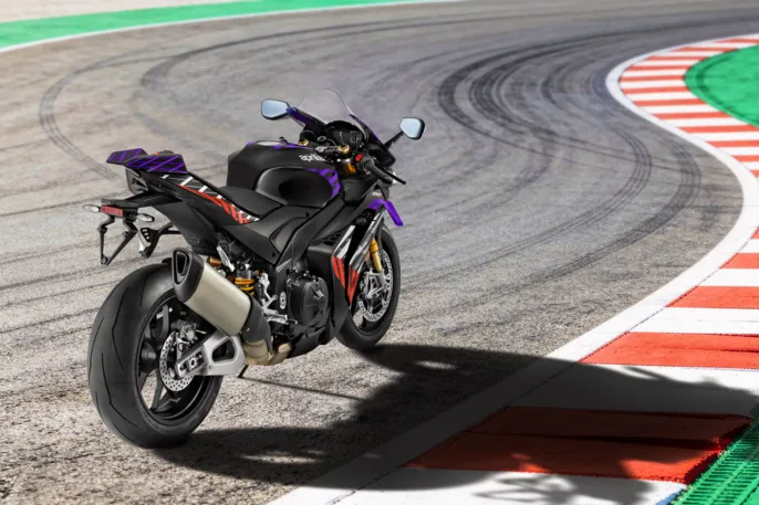 GAL-PREM-Aprilia-RSV4-Factory-D-3840x2560-B