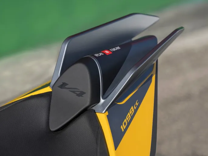 Aprilia_TuonoV4_wall-image_1920x1440_6