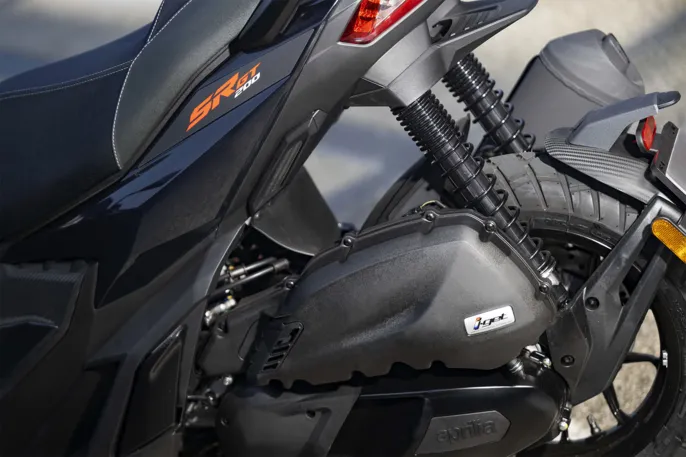 Aprilia_SR-GT_close-up_1920x1280_sospensioni