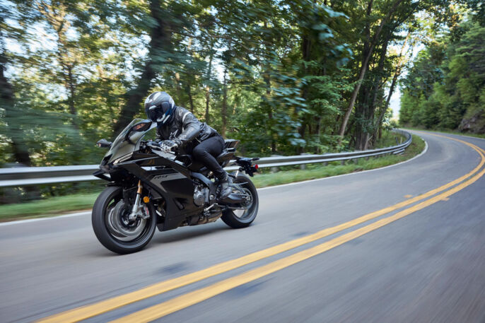 2025_YAM_YZF900R9_EU_MDNM6_ACT_004_03_preview