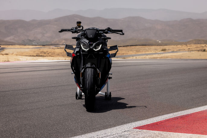 P90572543_highRes_the-new-bmw-m-1000-r