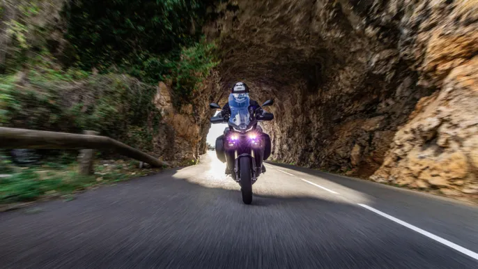 2025-Yamaha-MT09ATRDXS-EU-Ceramic_Ice-Action-003-03