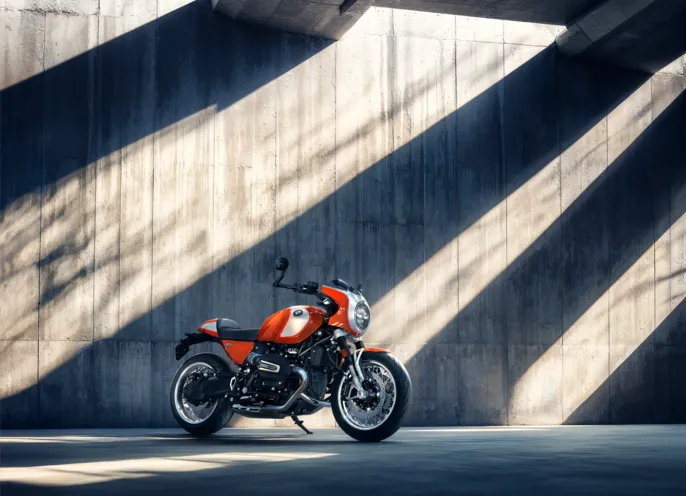 P90579810_highRes_bmw-r-12-s-the-backg