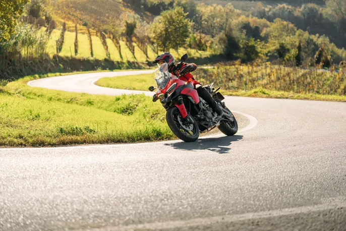 MY25_MULTISTRADA_V2_DYNAMIC _4__UC732468_Low