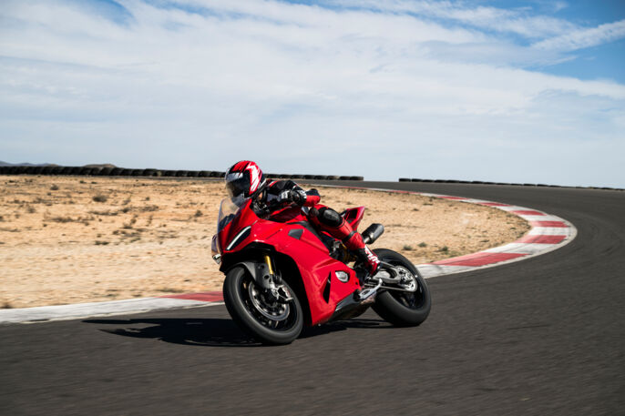 MY25_Ducati_Panigale_V2_S_098_UC721746_High