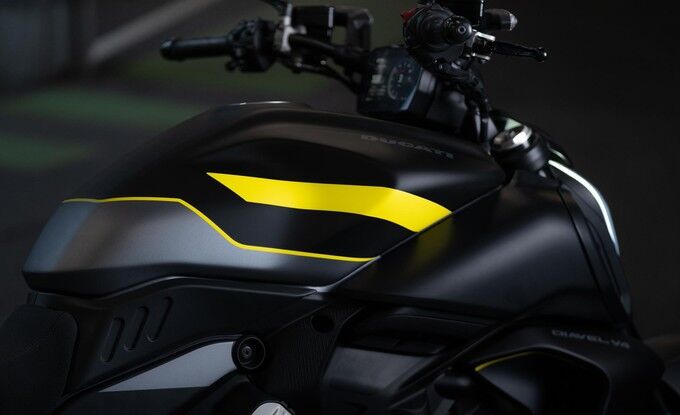 03_-_my25_diavel_v4_black_roadster_livery_uc732601_high_product_gallery