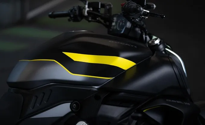 03_-_my25_diavel_v4_black_roadster_livery_uc732601_high_product_gallery