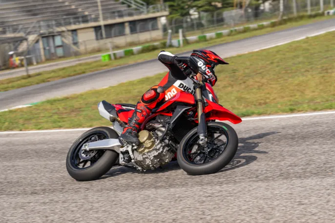 MY24_HYPERMOTARD_698_MONO _302__UC575870_High