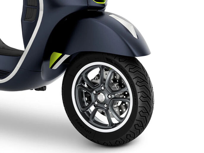 Vespa_Facelift_GTS_SUPER_TECH_125_hotspot_900x675_ruota_1+1