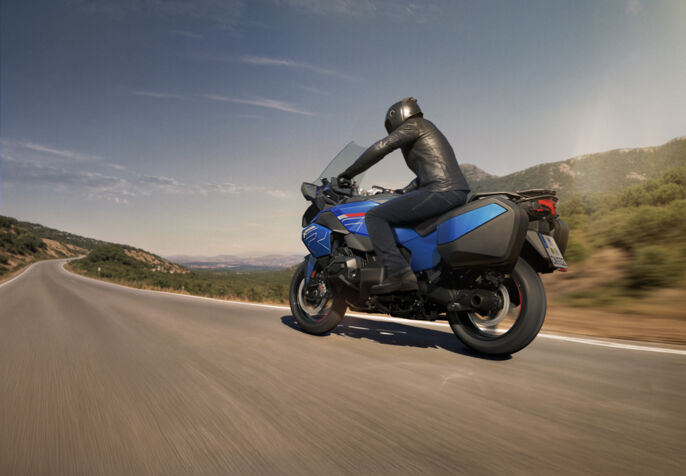 P90596288_highRes_the-new-bmw-r-1300-r