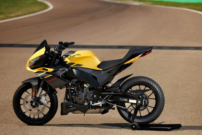 Aprilia_tuono-125_gallery_1920x1280_4