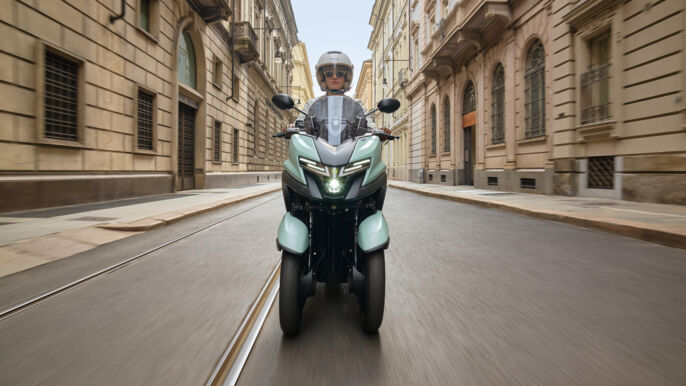 2025-Yamaha-LMW125AYM-EU-Zen_Green-Action-015-03