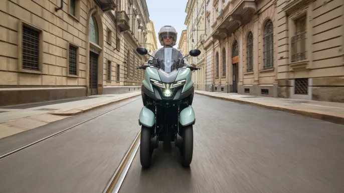 2025-Yamaha-LMW125AYM-EU-Zen_Green-Action-015-03