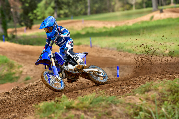 2026-Yamaha-YZ65-EU-Icon_Blue-Action-006-03