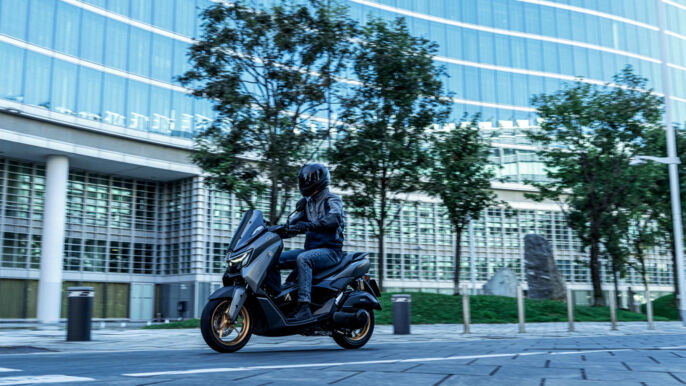 2026-Yamaha-G150SV-EU-Crystal_Graphite-Action-011-03