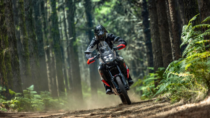 2026-Yamaha-XTZ700D-EU-Redline_White-Action-017-03