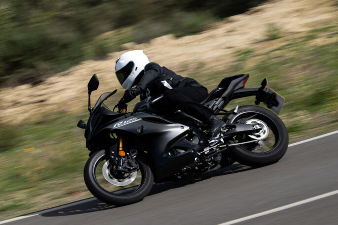 2026-Yamaha-YZF-R125A-EU-Tech_Black-Action-001-03