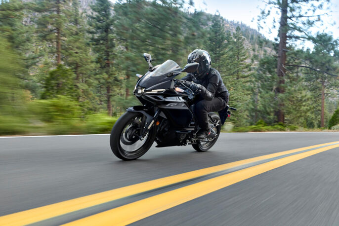 2026-Yamaha-YZFR320-EU-Midnight_Black-Action-001-03