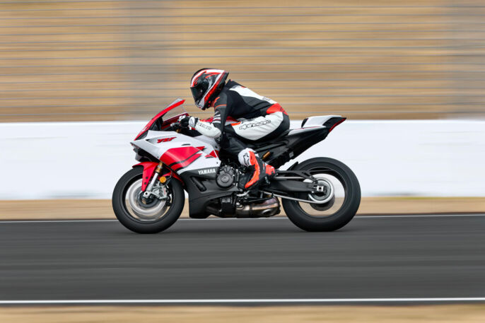 2026-Yamaha-YZF900R9-EU-Anniversary_White-Action-004-03