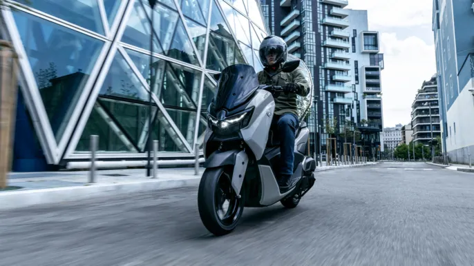 2026-Yamaha-G125YMSV-EU-Ceramic_Grey-Action-003-03