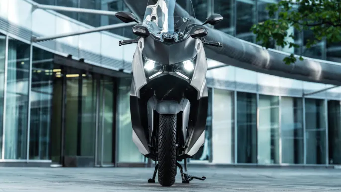 2026-Yamaha-XMAX125ASPH-EU-Ceramic_Grey-Static-002-03