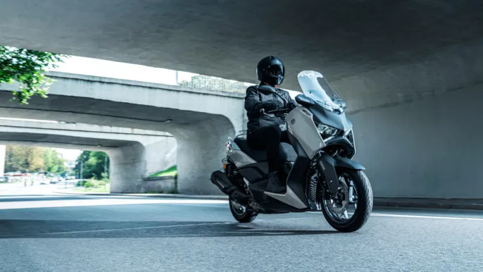 2026-Yamaha-XMAX300ASVH-EU-Ceramic_Grey-Action-005-03