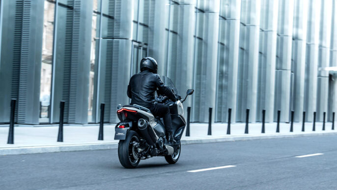 2026-Yamaha-XP500ADX-EU-Ceramic_Grey-Action-017-03