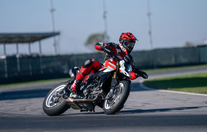 MY26_HYPERMOTARD_V2S_DYNAMIC _20__1_UC874058_High