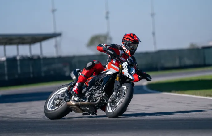 MY26_HYPERMOTARD_V2S_DYNAMIC _20__1_UC874058_High