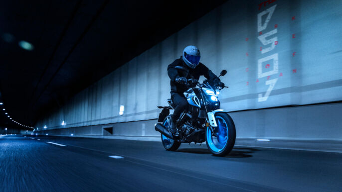 2026-Yamaha-MT125A-EU-Ice_Storm-Action-004-03