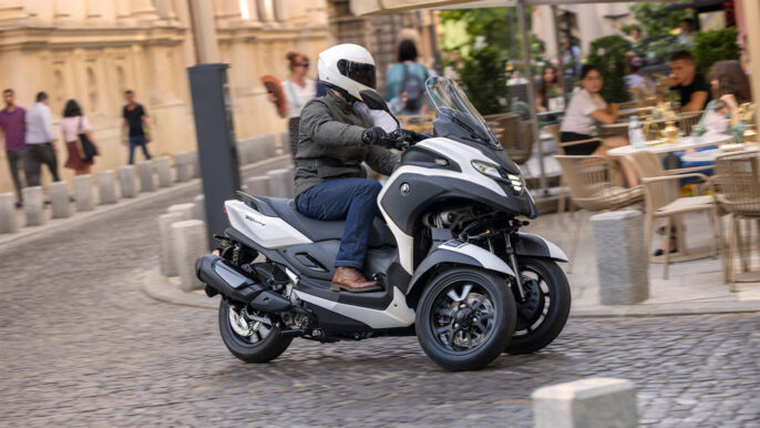 2026-Yamaha-LMW300ABYM-EU-Milky_White-Action-012-03