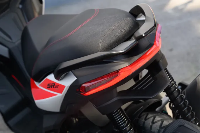 Aprilia-SRGT-Sport-125-wallimage_2_11zon
