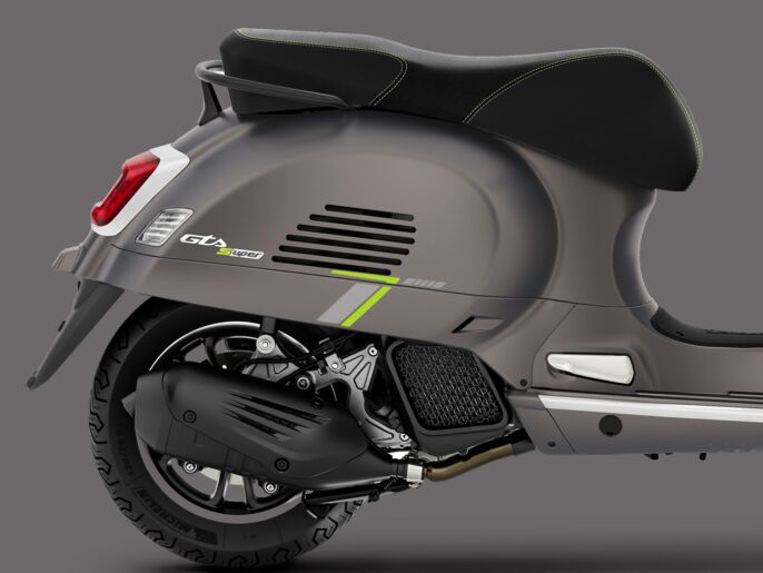 Piaggio-Vespa-GTS-SuperTech-1920x1440-WALL+IMG-DESK-B-125